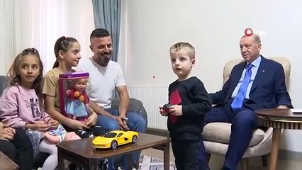 Cumhurbaşkanı Erdoğan, yeni yuvasına kavuşan depremzede aileyi evinde ziyaret etti