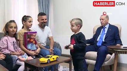 Cumhurbaşkanı Erdoğan, yeni yuvasına kavuşan aileyi evinde ziyaret etti