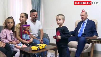 Cumhurbaşkanı Erdoğan, yeni yuvasına kavuşan aileyi evinde ziyaret etti
