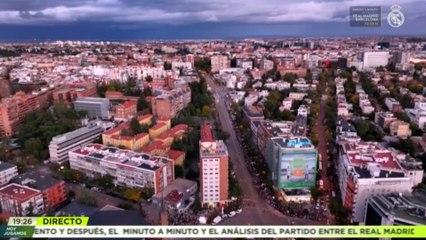 El ambientazo en la Plaza de los Sagrados Corazones con la llegada del bus del Madrid