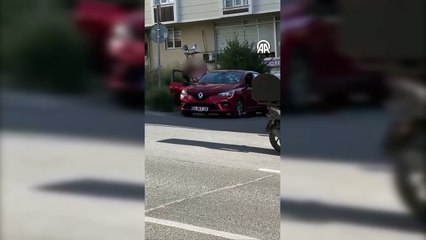 Satırlı kadın arabaya saldırdı