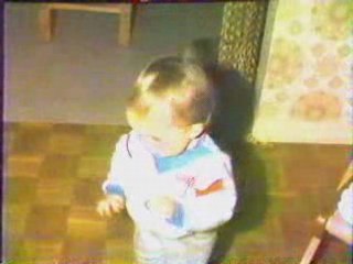 Moimême à 13 mois avec ma chatte Adeline...