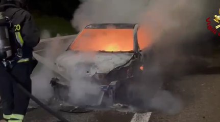 Auto in fiamme a Ozieri: Vigili del fuoco in azione