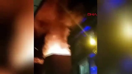 İstanbul-Küçükçekmece'de mangaldan çıkan yangında binanın çatısı alev alev yandı