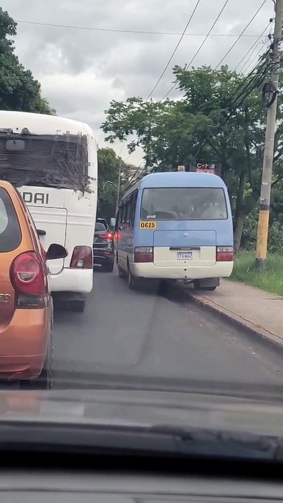 Buseros hondureños conducen a contravía y sobre la acera