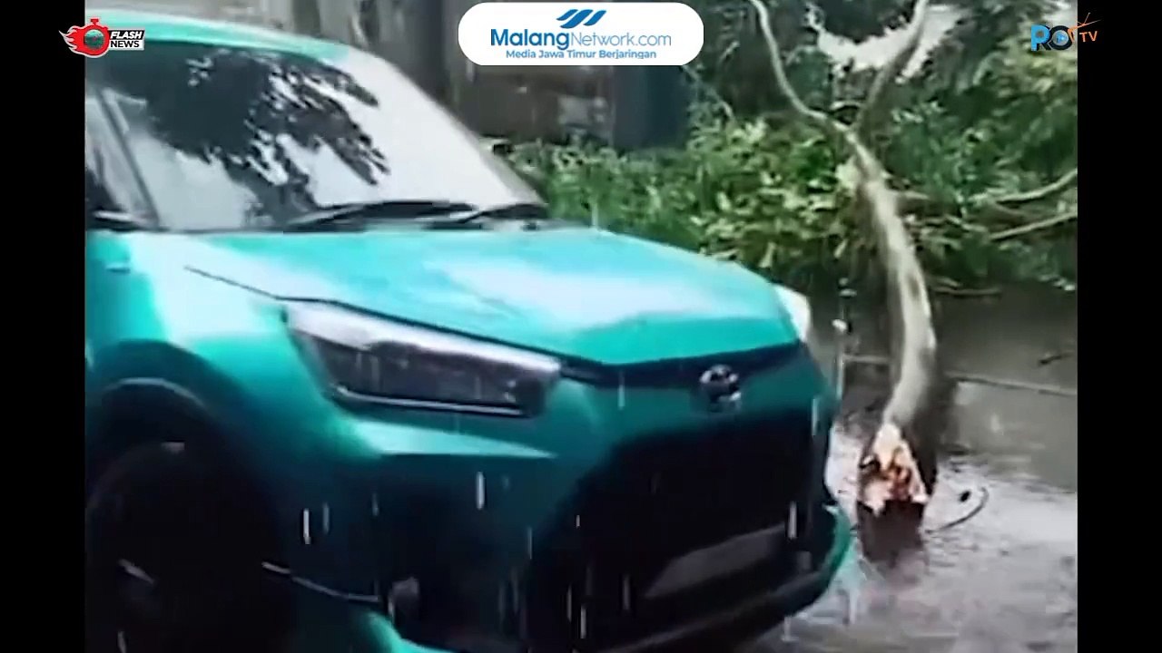 Anak Sekolah Gotong Royong Pindahkan Pohon Tumbang di Bandung