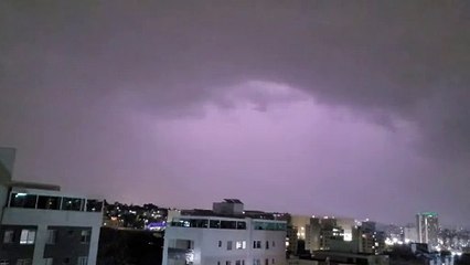 Chuva chega a Belo Horizonte com queda de raios