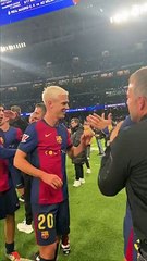 Hansi Flick felicita a sus pupilos tras la exhibición en el Bernabéu