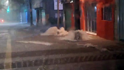 Bueiros transbordam durante forte chuva em Belo Horizonte neste sábado (26/10)