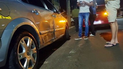 Golf colide em Vectra estacionado na rua São Paulo