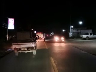 Suasana Lalu Lintas Malam Hari di Ruas Jalan Desa Bukit Raya