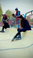 Es larki ny kya kar dia  #viralvideo #skating #skatingskating #youtubeshorts #youngskater