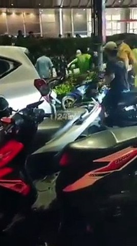 Momen LCGC Diamuk Massa di Tangerang Diduga Tabrak Pemotor usai Kabur Tak Bayar BBM