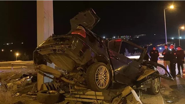 Ankara’da yön tabelasına çarpan otomobildeki 4 kişi hayatını kaybetti, 1 kişi yaralandı