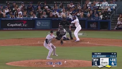 Shohei Ohtani leaves the field with a trainer after attempting to steal 2B in the 7th inning ｜ 大