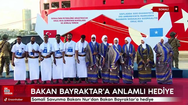 Somali Savunma Bakanı Nur'dan Enerji ve Tabii Kaynaklar Bakanı Bayraktar'a hediye