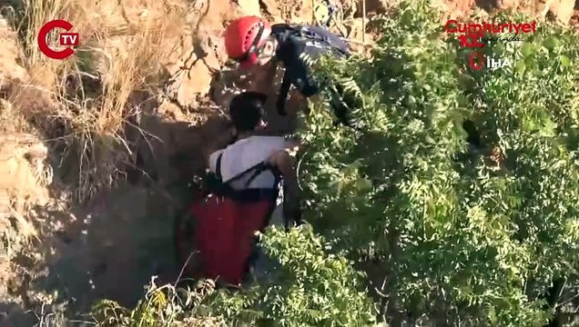 Uygunsuz hareket uyarısı için çıktığı uçurumda mahsur kaldı