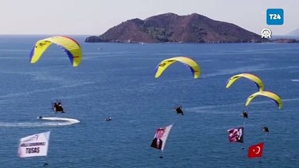 THK paramotor ekibi Fethiye'de bayrak ve pankartla TUSAŞ'a destek için uçtu