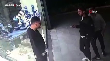 Tutukluk yapan silah kuyumcuyu ölümden kurtardı: O anlar kamerada