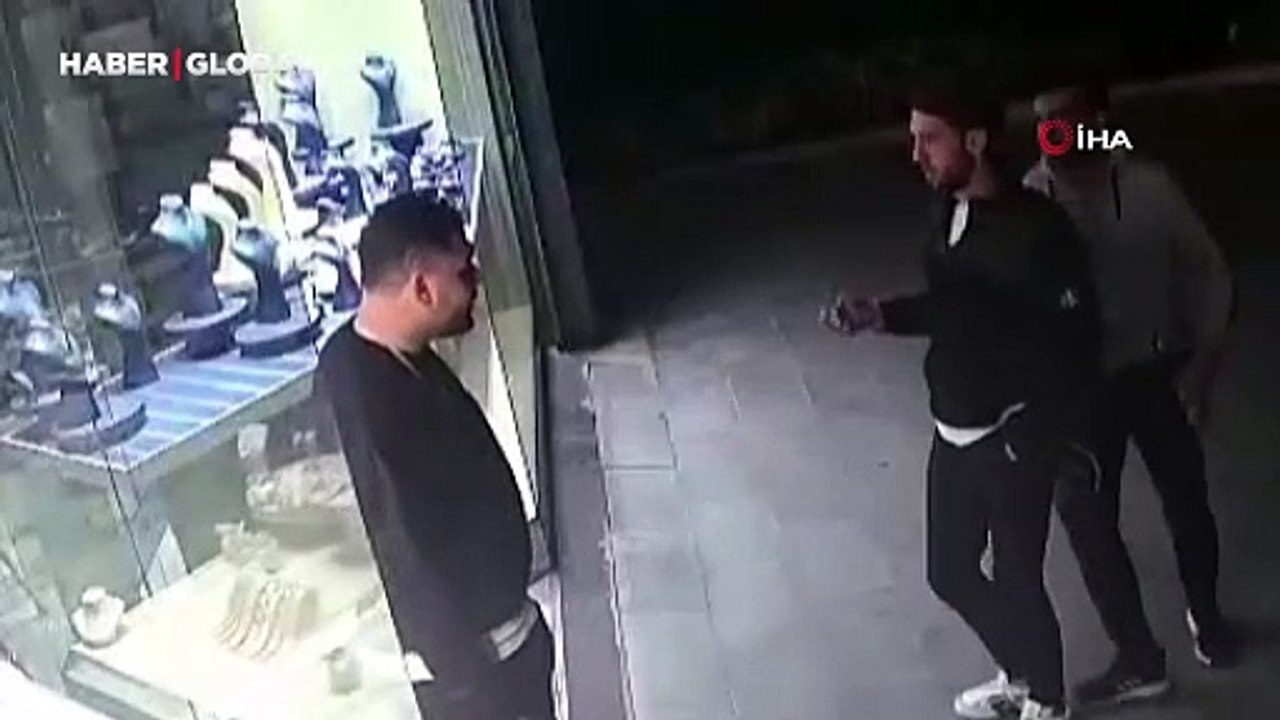 Tutukluk yapan silah kuyumcuyu ölümden kurtardı: O anlar kamerada