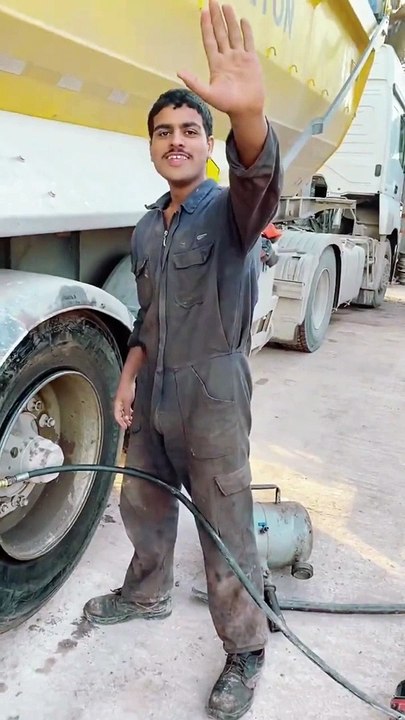 Gonfler un pneu de camion peut faire très mal aux doigts