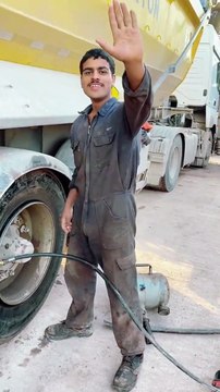 Gonfler un pneu de camion peut faire très mal aux doigts