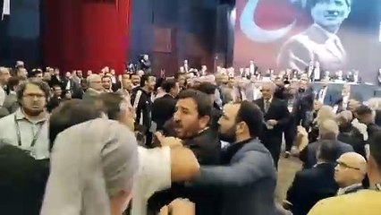 Beşiktaş'ta Genel Kurul karıştı. Ahmet Nur Çebi ve ekibine protestolar sürüyor.