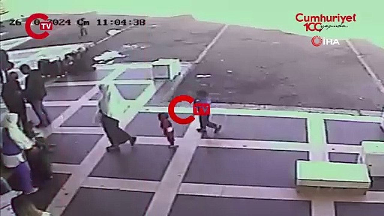 Terminalde otobüs beklerken silahlı saldırıya uğradı O anlar kamerada