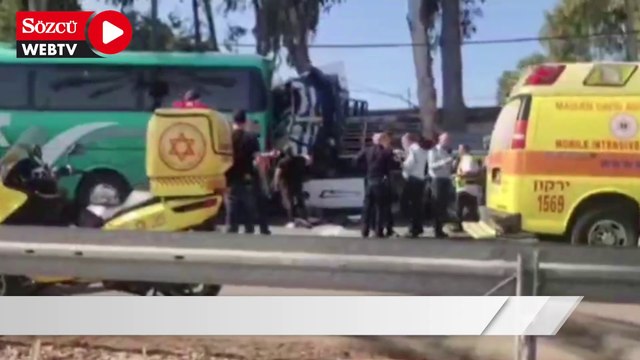 İsrail'de otobüs durağına kamyon daldı
