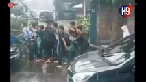 Patut Jadi Contoh, Anak Sekolah di Bandung Gotong Royong Bantu Pindahkan Pohon Tumbang