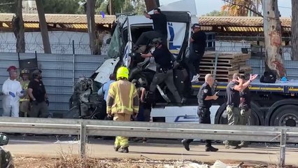 إصابة العشرات بعد صدم شاحنة محطة للحافلات في وسط إسرائيل