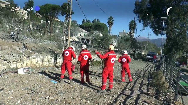 مسعفون في موقع غارة إسرائيلية في جنوب لبنان