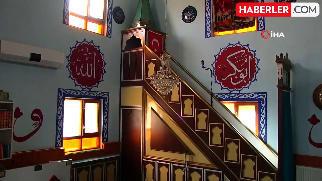 Genç İmamın Nakkaşlık ile Cami Duvarlarını Süsl...