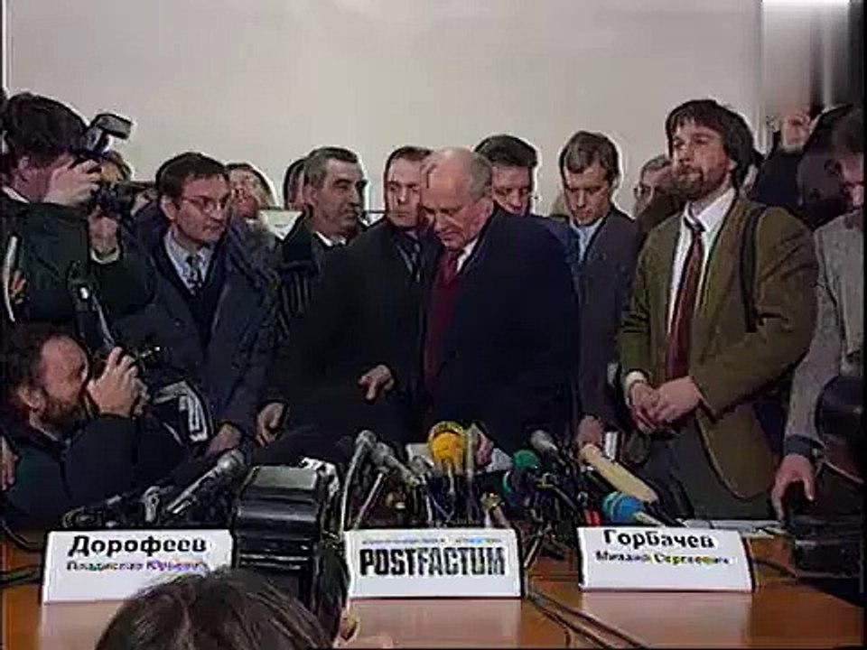 Экс-президент СССР Михаил Горбачев заявляет об участии в президентских выборах в России. 1996 г.