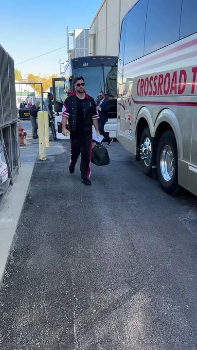 Travis Kelce imitates Elvis Presley on his trip to Las Vegas with the Chiefs