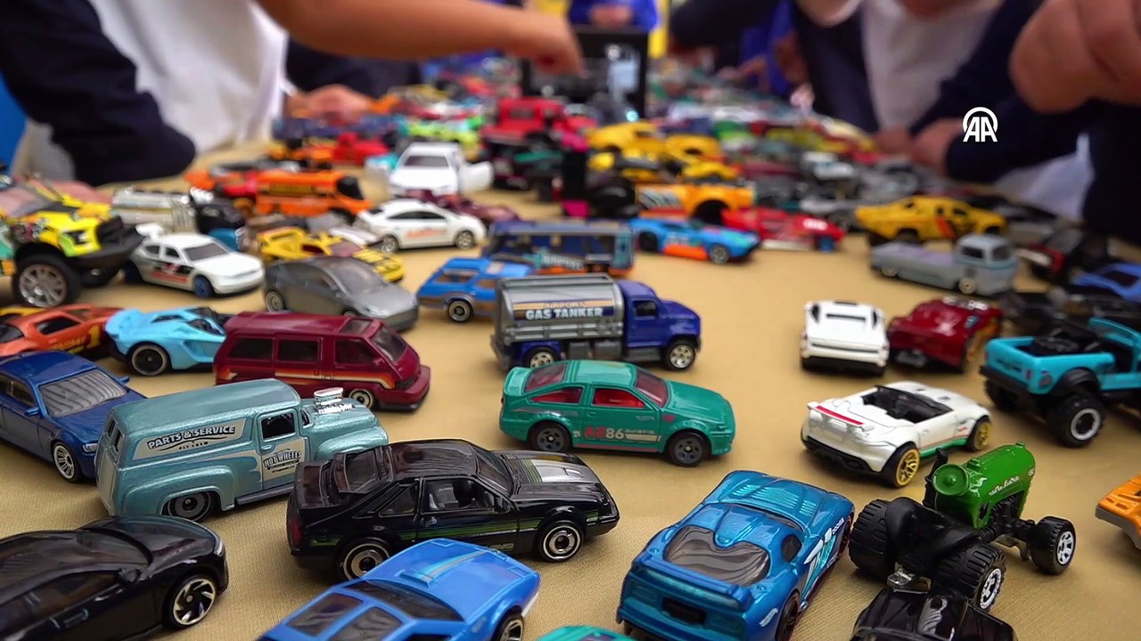 Oyuncak araba tutkunu çocuk, arabalarını evindeki "müze" gibi alanda sergiliyor