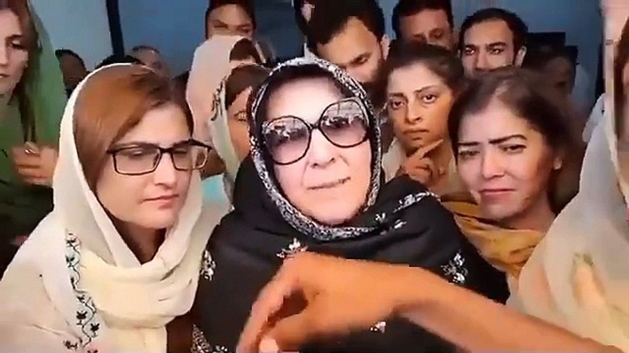 انسدادِ دہشت گردی کی عدالت نے علیمہ خان اور عظمیٰ خان کی رہائی کا حکم دے دیا۔یاد رہے کہ گزشتہ روز بانیٔ پی ٹی آئی کی اہلیہ بشریٰ بی بی کو بھی اڈیالہ جیل سے رہا کر دیا گیا تھا۔ بانیٔ پی ٹی آئی کی بہن علیمہ خان اور عظمیٰ خان کے خلاف ڈی چوک احتجاج کیس کی سم