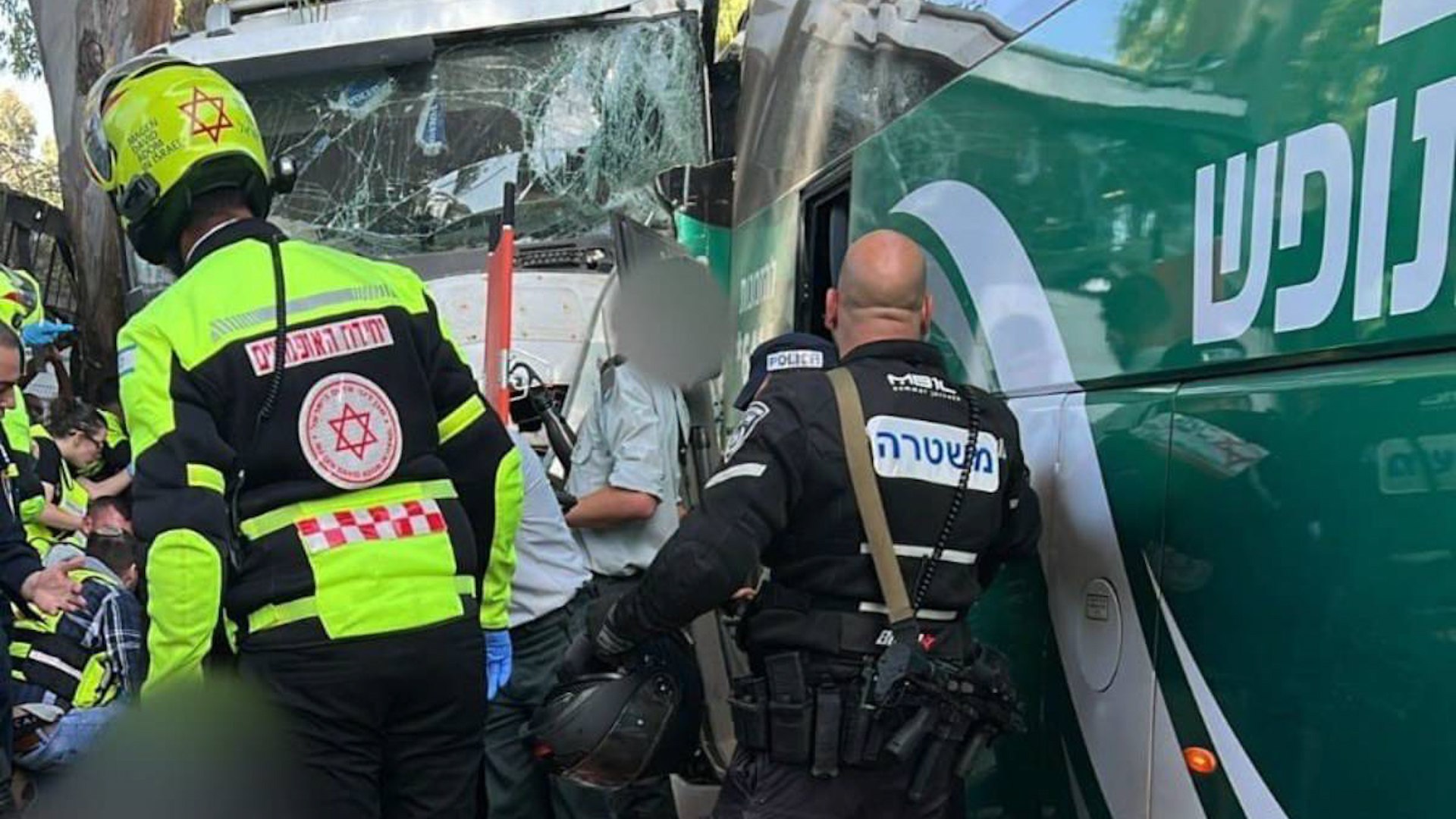 Un muerto y al menos 35 heridos, varios graves, tras ser embestidos por un camin en una parada de autobs en Tel Aviv