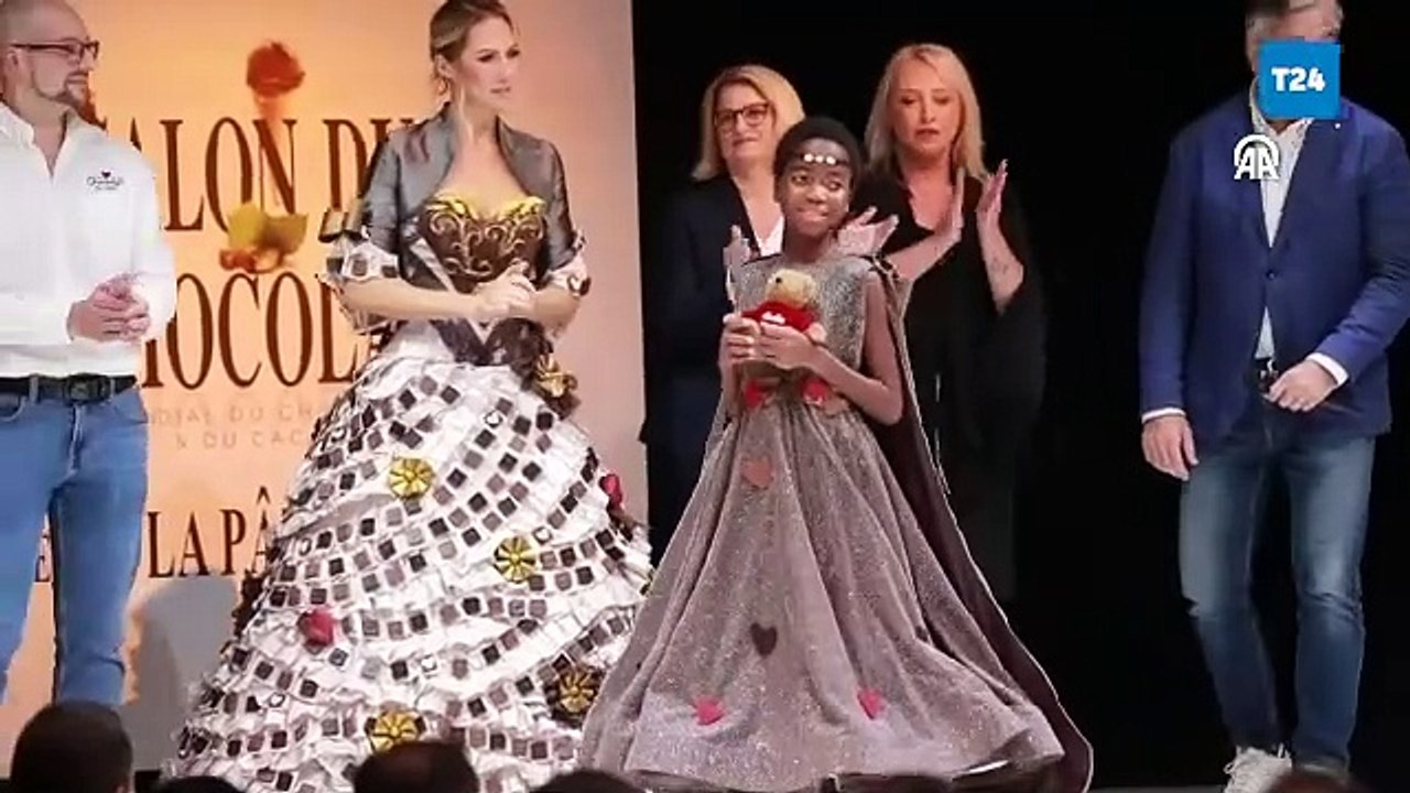 En tatlı defile: Paris Çikolata Fuarı'nda mankenler podyuma çikolata elbiselerle çıktı