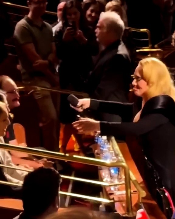 Regardez ce puissant moment d'émotion quand la chanteuse Adele fond en larmes en plein concert cette nuit à Las Vegas, en découvrant Céline Dion, incognito dans son public !