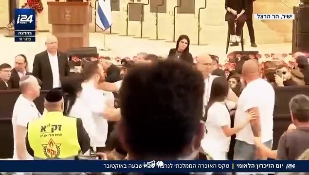 Incident cet après-midi en Israël lors du discours de Benjamin Netanyahou, quand des familles de victimes de l'attaque terroriste du 7 octobre 2023, l'ont interrompu, l'un d'entre eux criant : Mon père a été tué