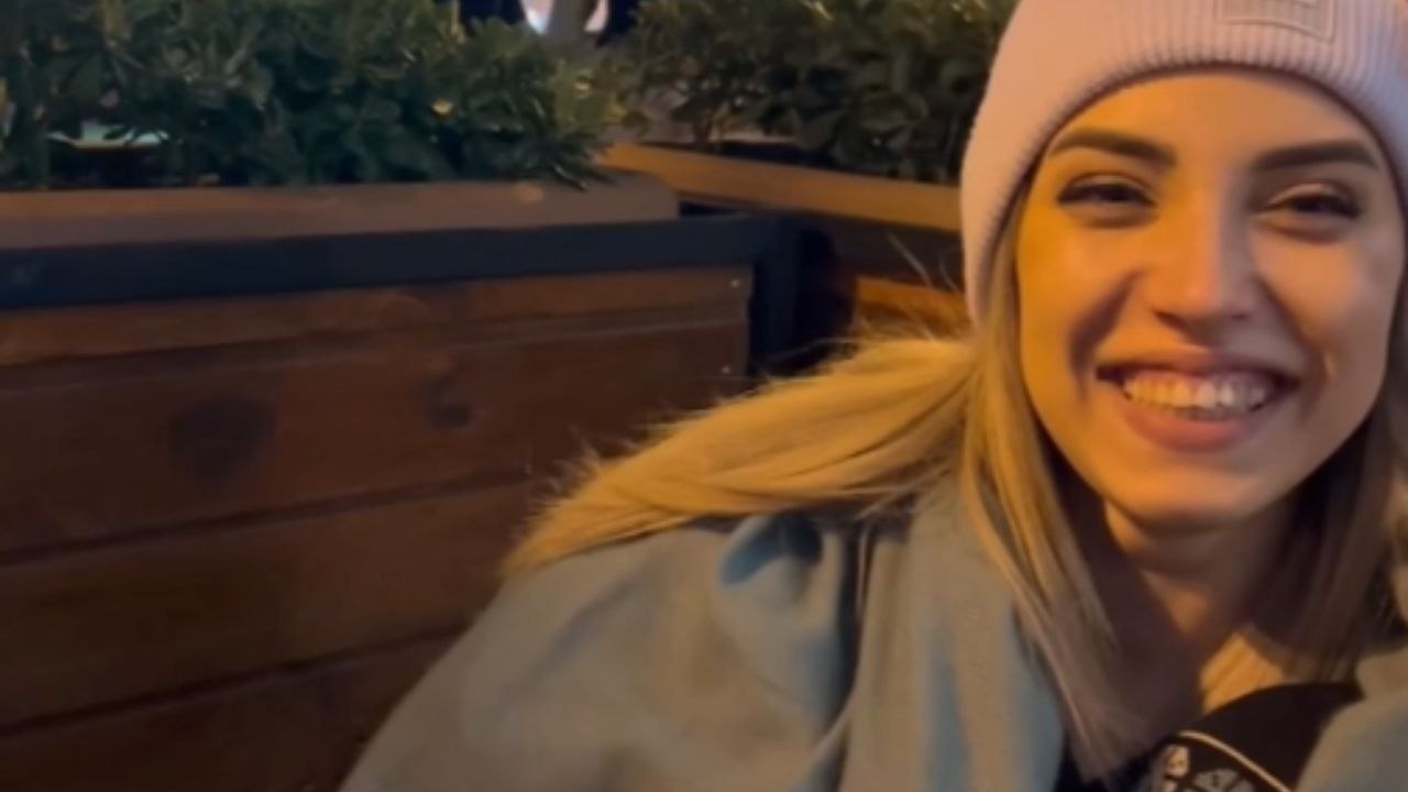 From coffee date to candid capture: Story unfolds under a canopy of starlit night