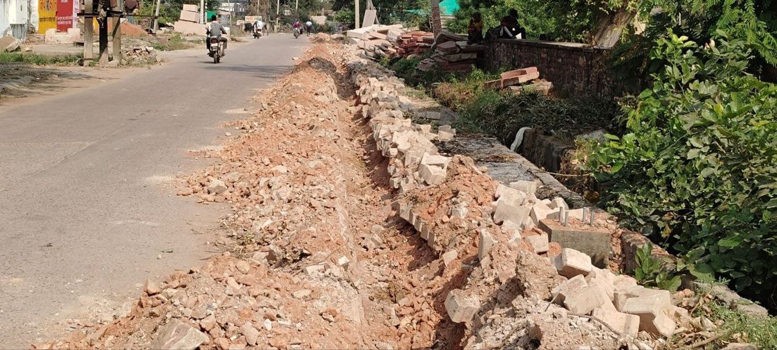 8 माह पहले 56 लाख की लागत से बना इंटरलॉकिंग फुट...