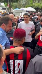 Direto de São Paulo: Torcedor do Vitória é flagrado junto com Boulos, que afirma: "Não vai ser rebaixado"