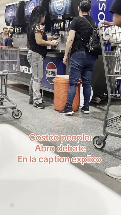 Señoras sirven refresco en un thermo en Costco