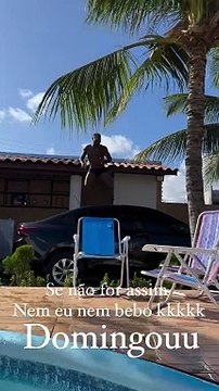 'Comendo água', Davi sobe em carro, ostenta quebradeira e diverte internautas: se não for assim eu nem bebo
