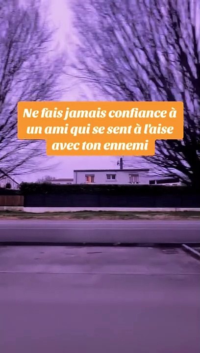 Ne fais jamais confiance à un ami qui se sent à l'aise avec ton ennemi