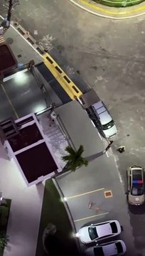 Veja momento em que homem é conduzido pela PM após invadir apartamento de vizinha em bairro nobre de Salvador