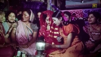 Aiche Daman Shaheb Hoia   আইছে দামান সাহেব হইয়া   Bobita, Anwara & Tarana Halim  Golapi Ekhon Traine