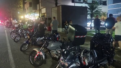 Motoboys fazem manifestação em frente à lanchonete no Centro de Cascavel
